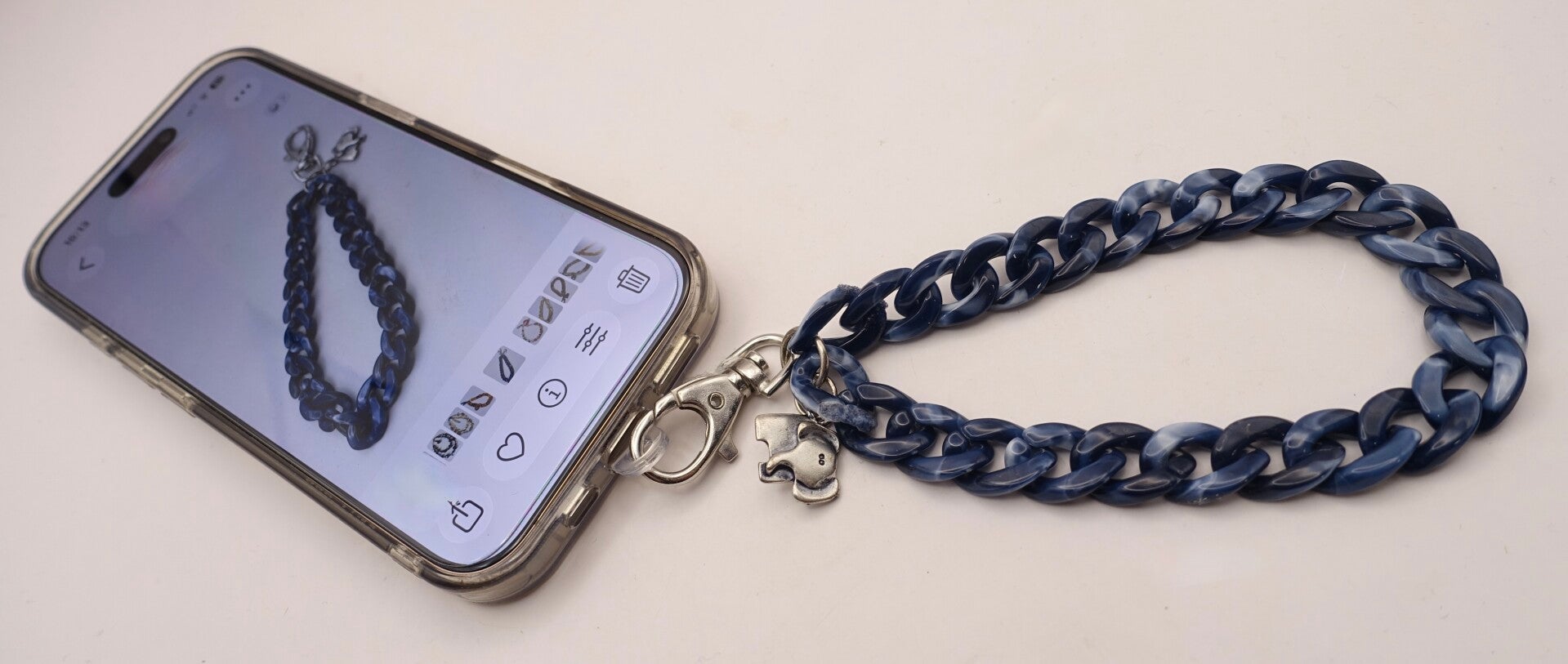 telkbl010526: Gevlamde, donkerblauwe telefoonpolsketting met olifantje.