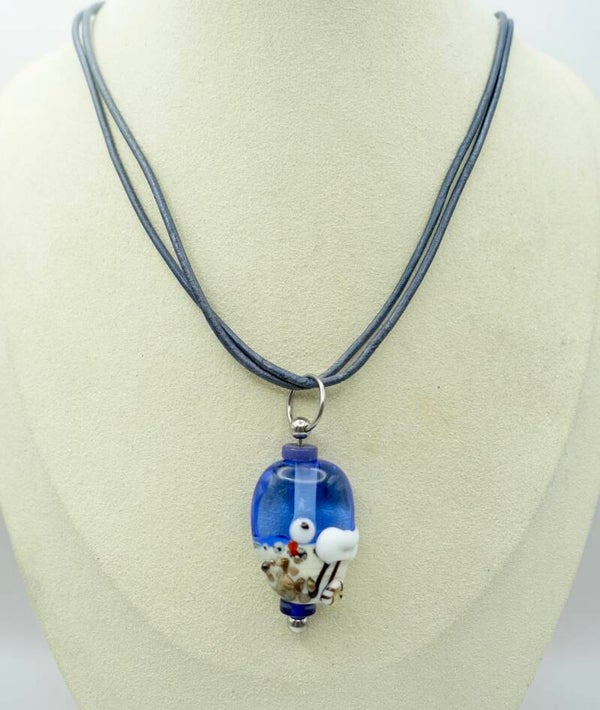 Hanblvogel1: Schitterende, handgemaakte hanger met vogel, in blauw/ecru.