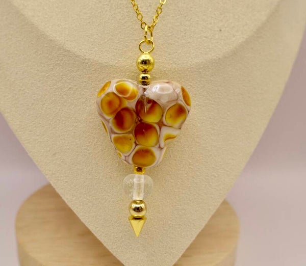 Hanec014624: Handgemaakt hart, als glashanger in ecru, caramel met wisselhanger.