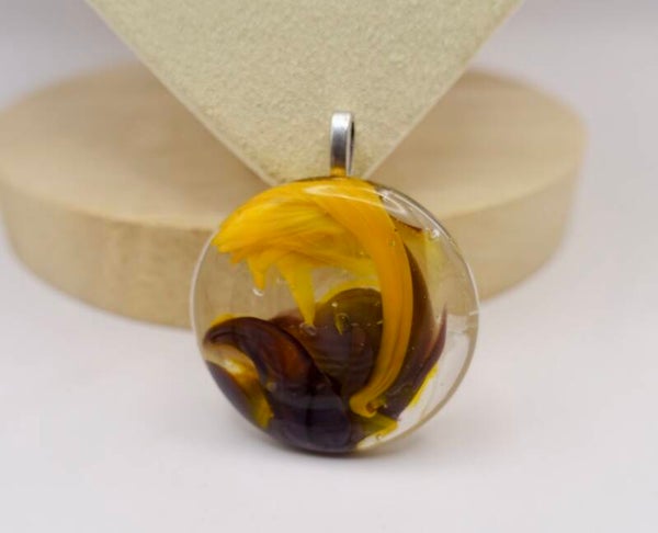 Hange014425: Grote glashanger in okergeel,burgundy/paars/transparant.