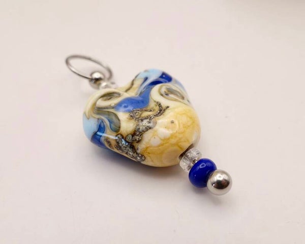Hanhartec014426: Handgemaakte hart-hanger van glas aan een wisselhanger