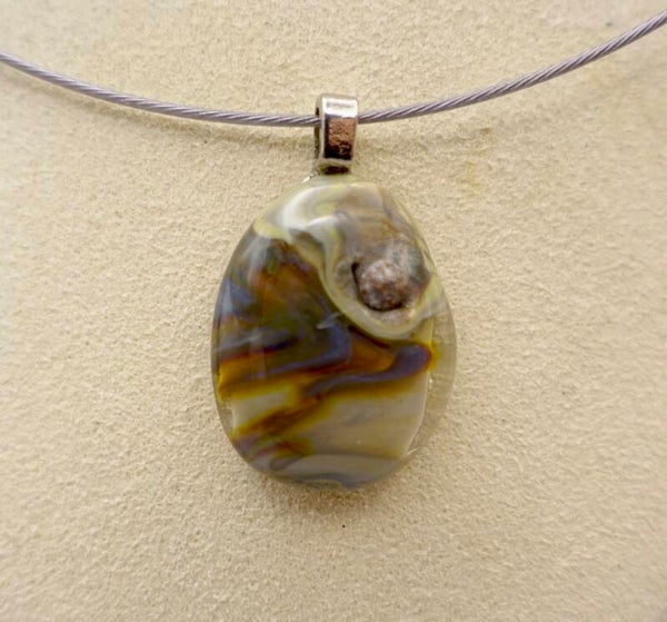 Hanmix013525: Prachtige glashanger in gevlamd taupe met ecru.