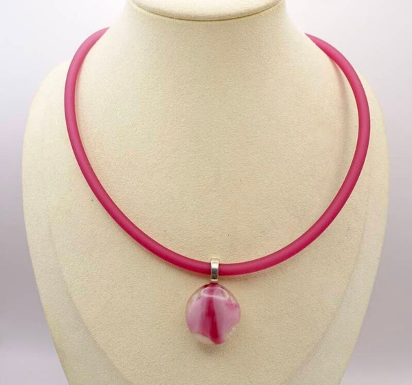 Hanros013426: Handgemaakte, roze glazen hanger aan rubber ketting.