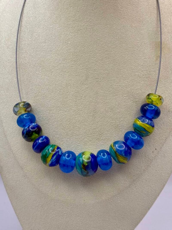 KKbl011626: Ketting met handgemaakte kralen in div. blauwtinten met groen.