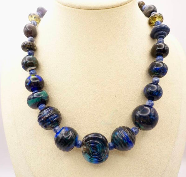 KKbl011726: Ketting in donkerblauw/groen/oker van handgemaakte kralen.