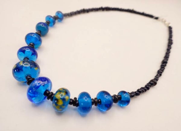 KKbnl011926: Ketting in blauw/donkerturquoise.