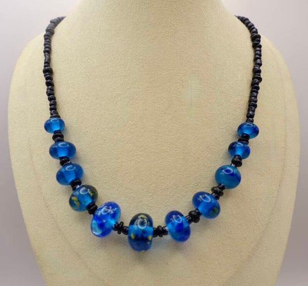 KKbl011926: Ketting in blauwtinten, handgemaakte kralen in eigen atelier.