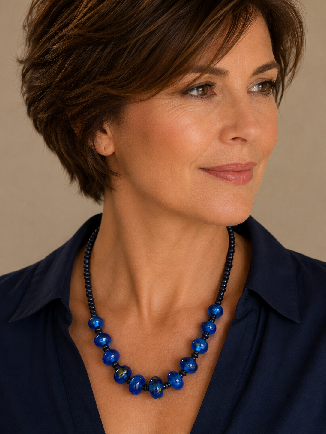 KKbl011926: Ketting in blauwtinten, handgemaakte kralen in eigen atelier.