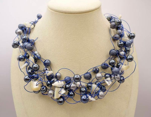 KKbl012426: Heel volle krulketting in blauwtinten en ecru van div. pareltjes.
