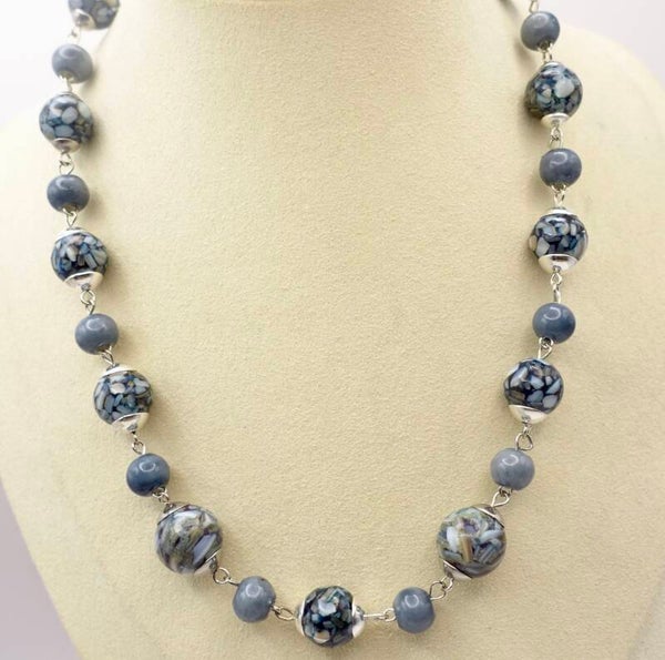 KKbl012526: Ketting van geperst parelmoer in blauw, taupe, ecru.