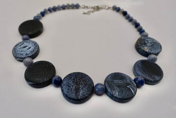 KKbl012626: Donkerblauwe ketting van sodaliet en lapis lazuli.