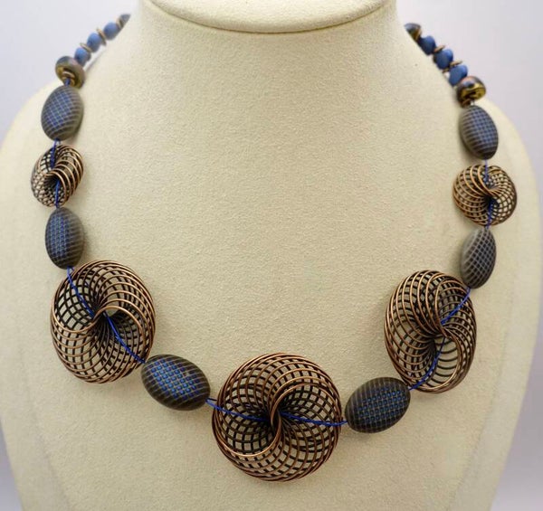 KKbl012926: Donkerblauwe met bronzen ketting van unieke kralen.