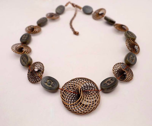 KKbl013326: Ketting van kopermetaal kralen met donkerblauw Tsjechisch glas.