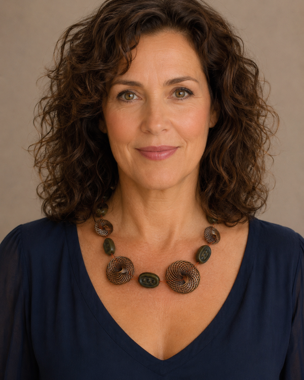 KKbl013326: Aparte bronzen met donkerblauwe ketting.