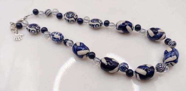 KKbl013424: Ketting van Delftsblauwe kralen.
