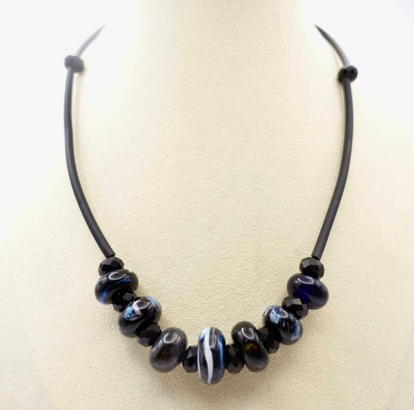 KKbl013824: Ketting in diepdonkerblauw-tinten, met zwart en lichtblauw.