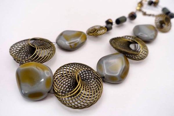 KKbl013926: Heel aparte ketting van blauwgrijze kralen en brons metaal.
