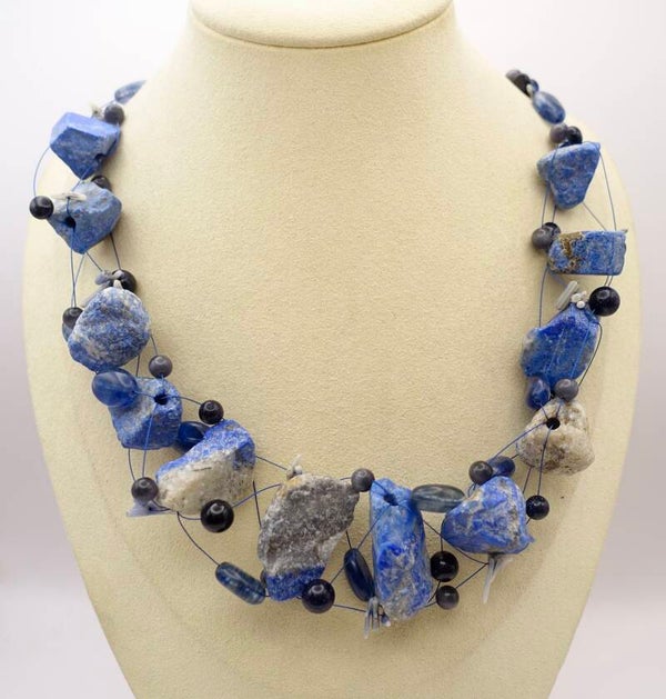 KKbl014326: Heel unieke ketting in blauwtinten van ruwe Lapis Lazuli.