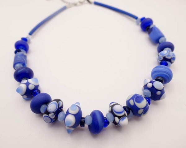 KKbl014424: Ketting in diverse blauwtinten van handgemaakte, gematteerde kralen.