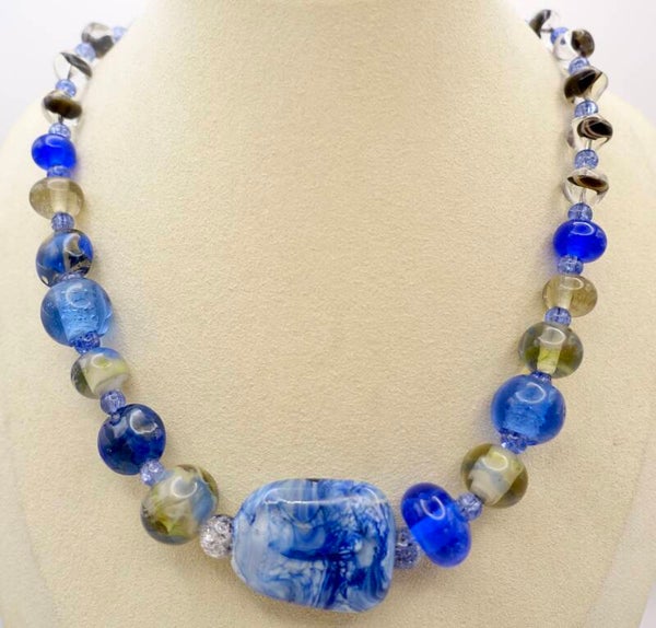 KKbl014625: Ketting van handmade glaskralen in blauwtinten en smoke.