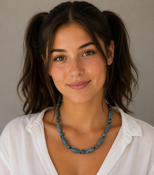 KKbl015024: Zeeblauwe ketting van druzy agaat en jaspis.