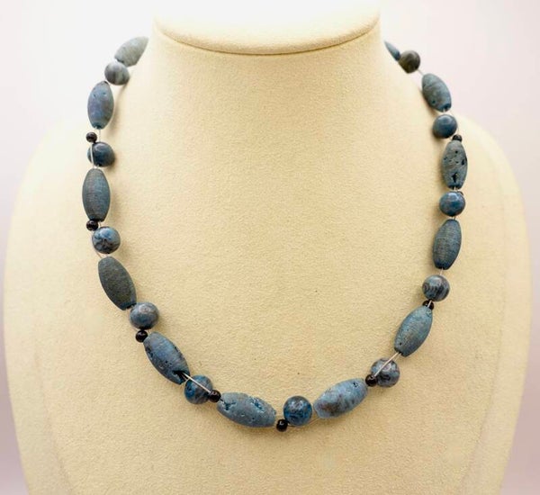 KKbl015024: Zeeblauwe ketting van druzy agaat en jaspis.
