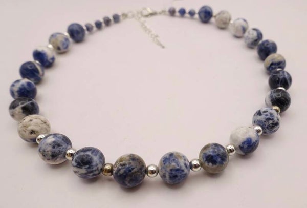 KKbl015125a: Blauw/witte ketting van prachtig sodaliet.