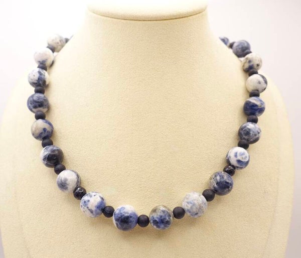 KKbl015125a: Blauw/witte ketting van prachtig sodaliet.