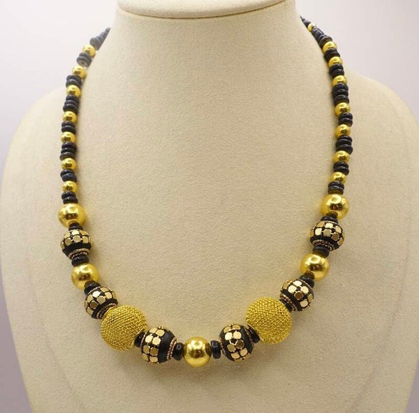 KKbl021926: Diepdonkerblauwe met goudmetalen ketting.