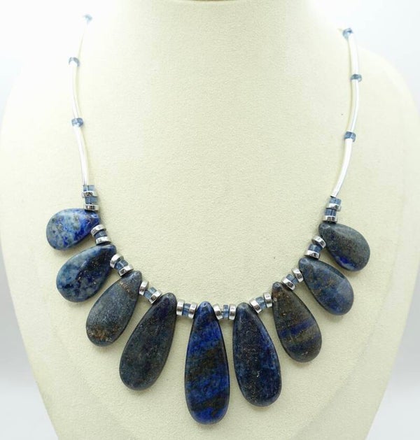 KKbl022125: Blauwe, met iets groene, ketting van Lapis lazuli, van prachtige pegels.