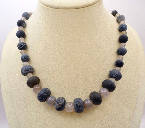 KKbl022226: Donkerblauwe met zachtblauwe agaat ketting.