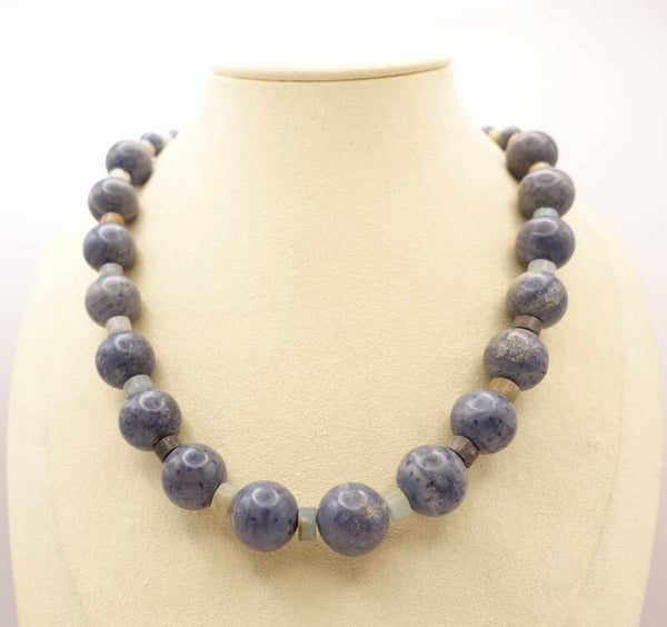 KKbl022426: Blauwgrijze ketting van dumortieriet en amazoniet.