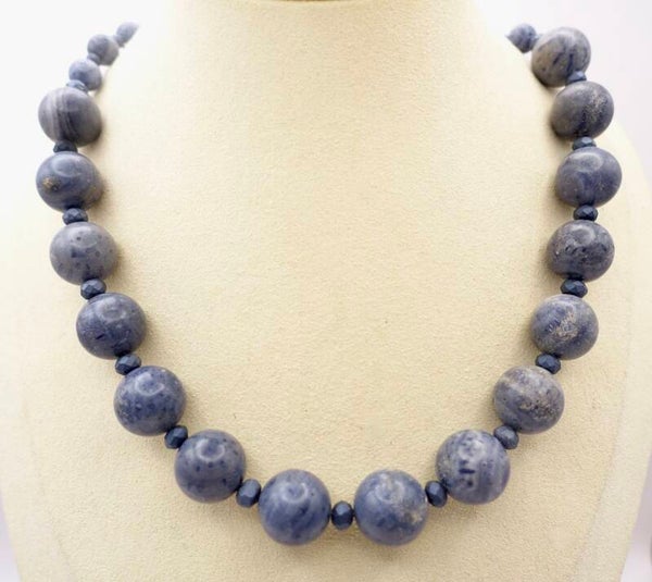 KKbl022426: Blauwgrijze ketting van dumortieriet en glas.