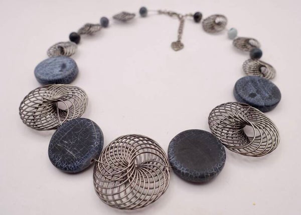 KKbl022625: Blauwe agaat ketting met open metalen, antraciet kralen.