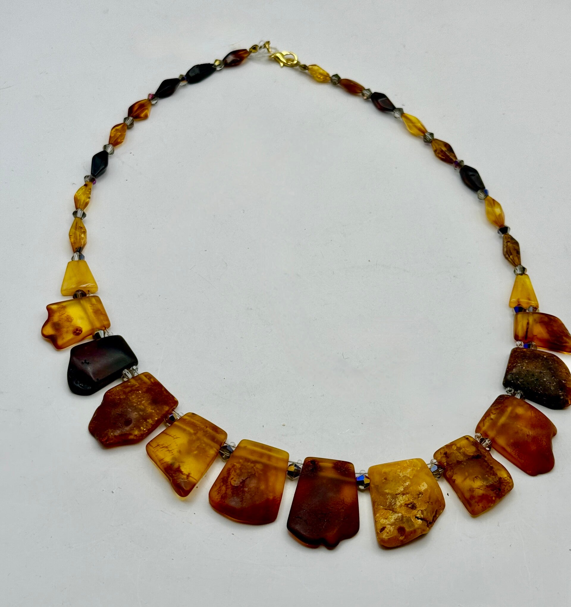 kkbr011626: Ketting met prachtig, gevlamde barnstenen kralen.