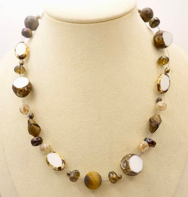 KKbr012326: Unieke ketting in bruin, ecru, wit, met heel bijzondere kralen.