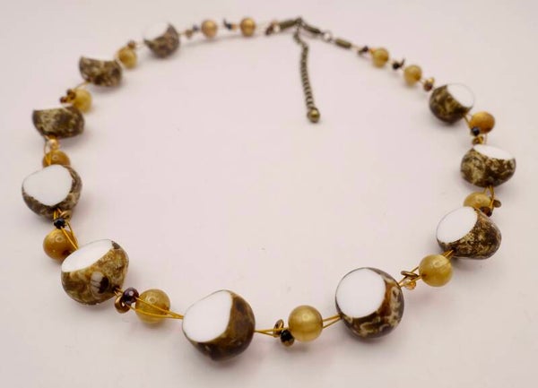 KKbr012625: Ketting in houtmotief kralen met wit van binnen, met tijgeroogkraaltjes.