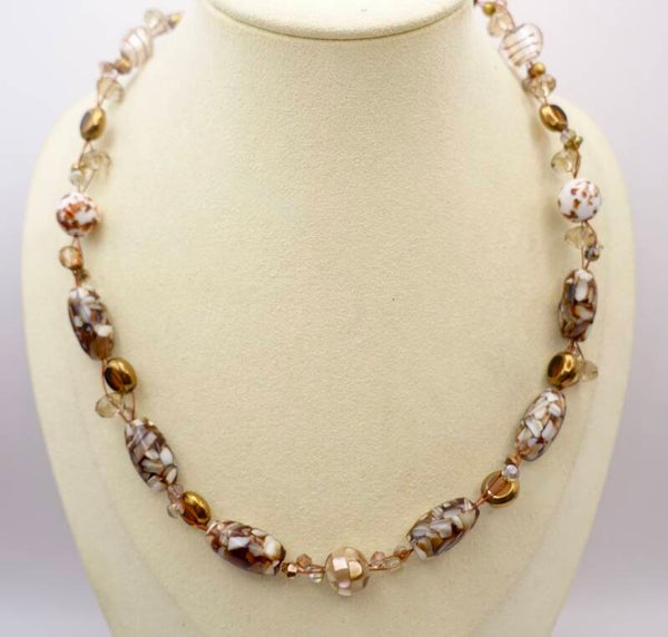 KKbr012926: Ketting in bruin, wit en ecru tinten van parelmoer en glas.