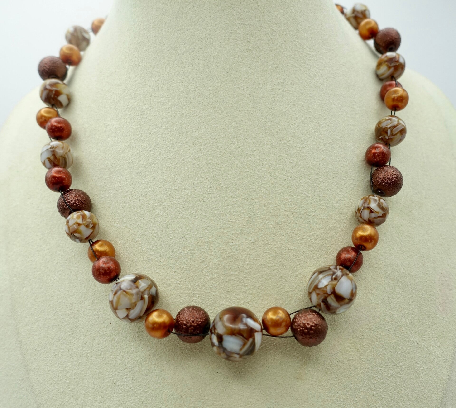 KKbr013925: Bruine, koperkleurige ketting van parelmoer, ijsparels en glasparels.