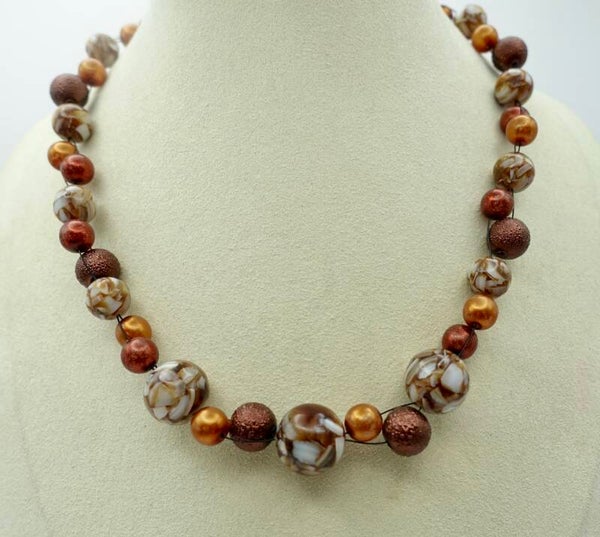 KKbr013925: Bruine, koperkleurige ketting van parelmoer, ijsparels en glasparels.