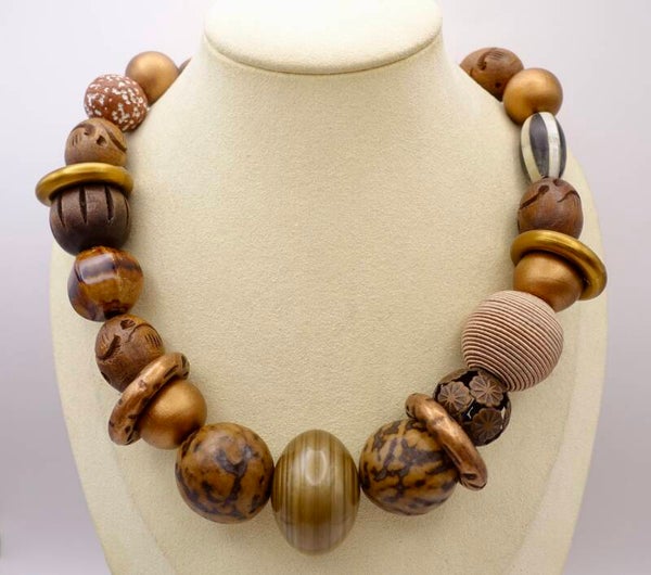 KKbr014226: Ketting in diverse bruintinten van keramiek, hout, metaal, parelmoer, etc.