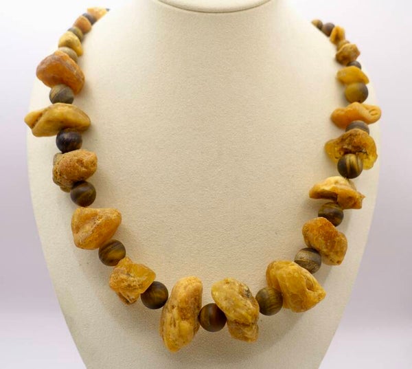 KKbr014624: Amberkleurige ketting van barnsteen en versteend hout.