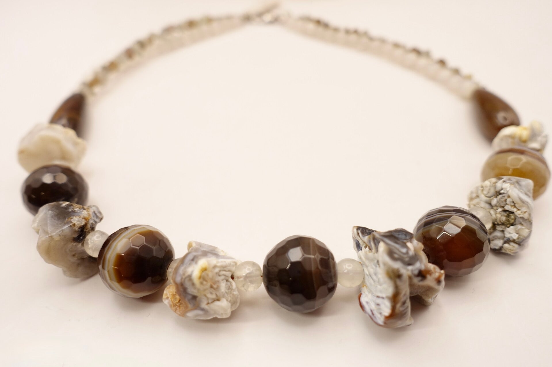 KKbr015224: Bruin met ecru/grijze ketting van agaat en goldstone.