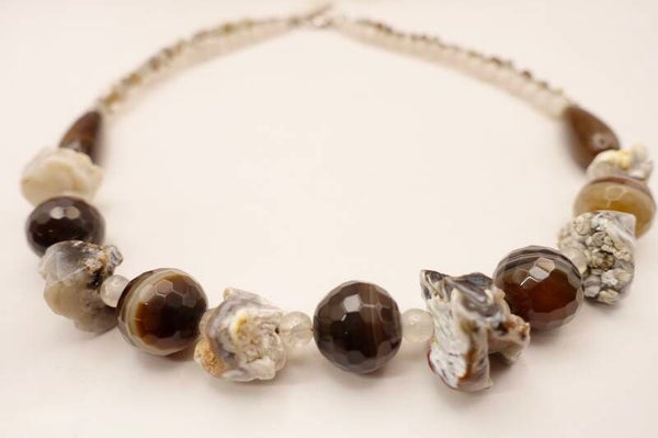 KKbr015224: Bruin met ecru/grijze ketting van agaat en goldstone.