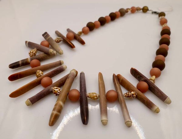 KKbr021824: Ketting in bruin en zacht roze, van zee-egel steenpunten