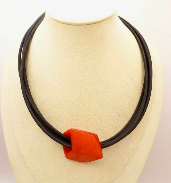 KKcubro014226: Rode kubusketting met originele Fates ketting met magneet.