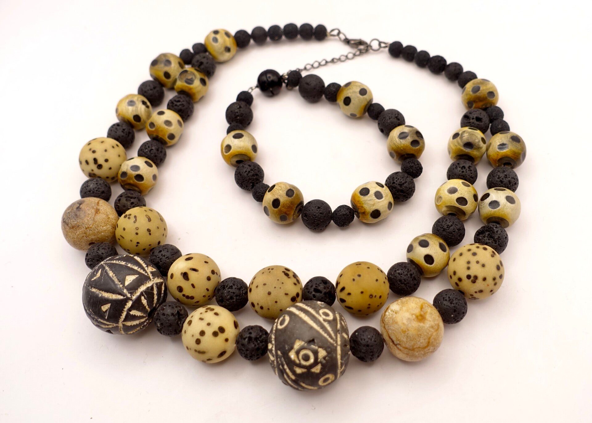 KKec010826: Ketting in zwart met ecru; lava, natuursteen en hout.