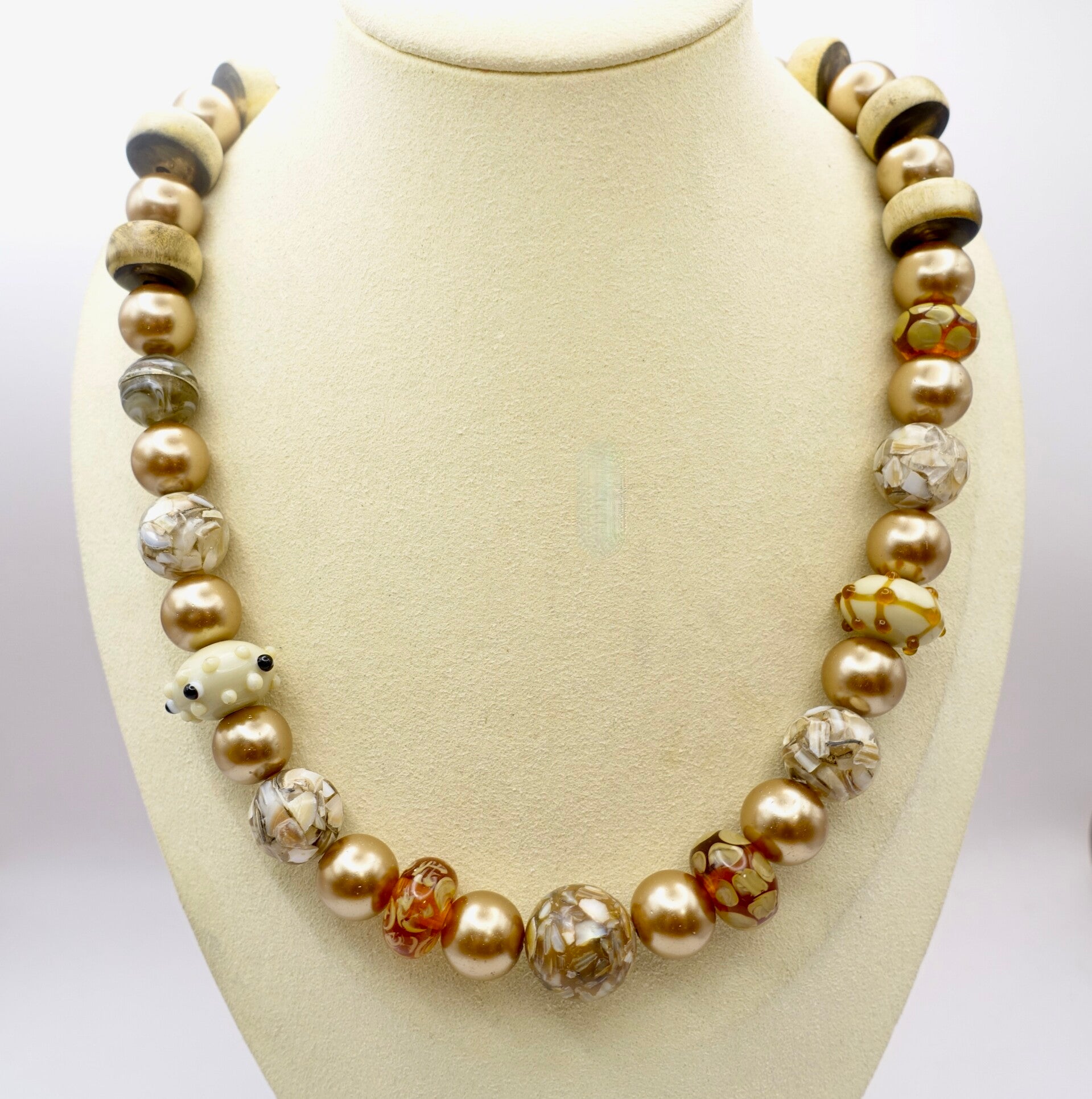 KKec010926: Heel aparte ketting in natureltinten.