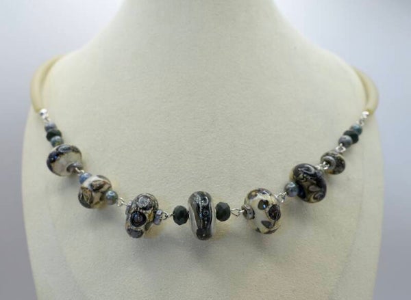 KKec011525: Ketting in ecru, pastel petrol, taupe, etc. afgewerkt met 935 zilverdraad.