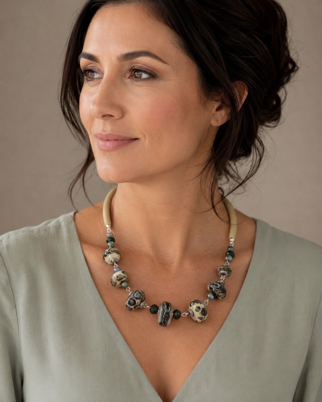 KKec011525: Ketting in ecru, pastel petrol, taupe, etc. afgewerkt met 935 zilverdraad.